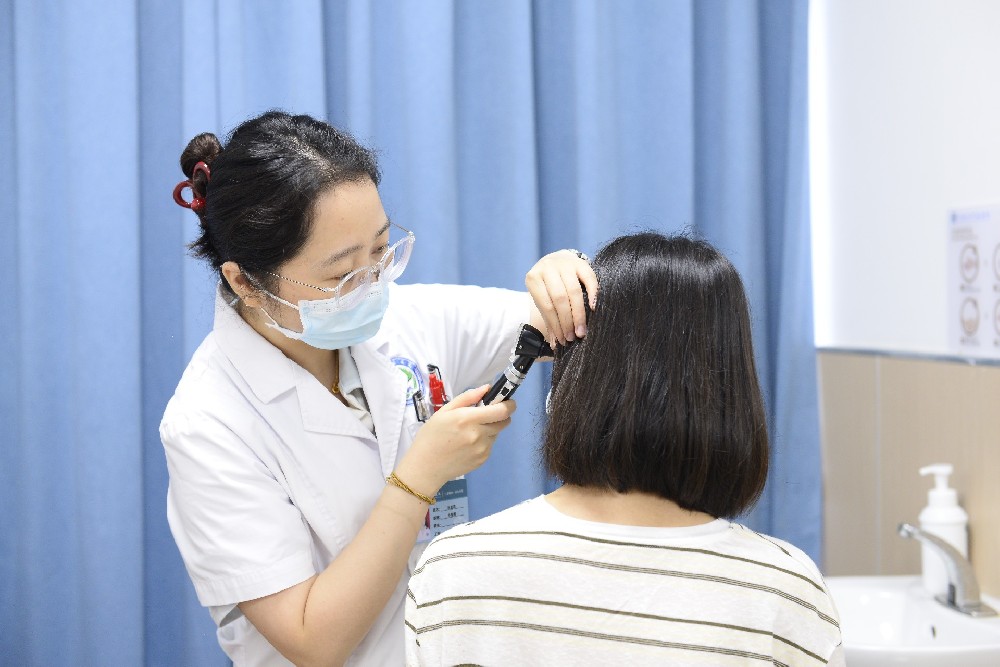 别再乱掏了！你的耳朵其实会自己“洗澡”